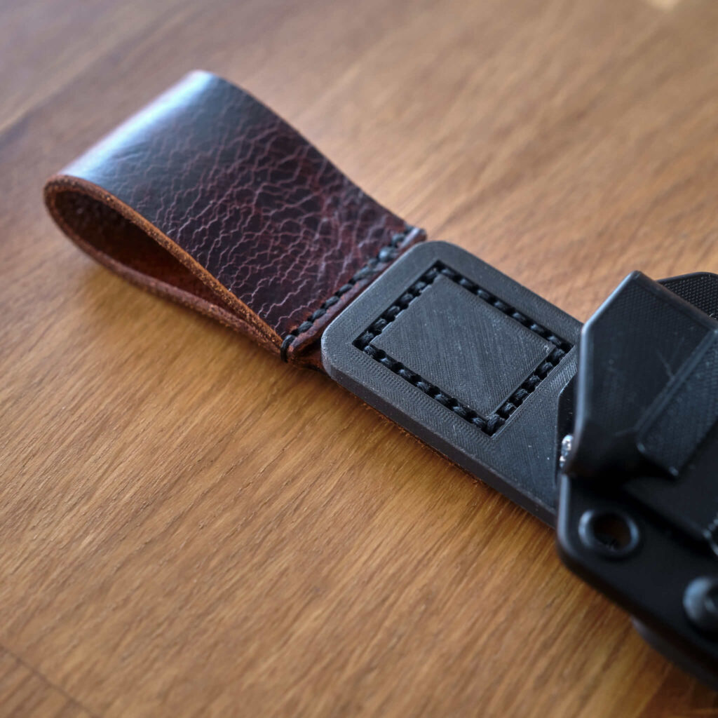 Specialhängare för bältet till ESEE ROWEN. Tillvikad av 3D-printad PETG samt läder.