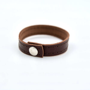 Stilrent brunt kantsytt läderarmband. Tillverkad av vegetabiliskt garvat Svenskt läder. Tillverkad i Sverige.