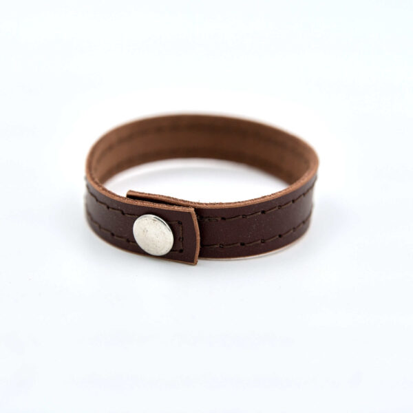 Stilrent brunt kantsytt läderarmband. Tillverkad av vegetabiliskt garvat Svenskt läder. Tillverkad i Sverige.