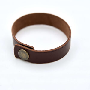 Stilrent brunt läderarmband. Tillverkad av vegetabiliskt garvat Svenskt läder. Tillverkad i Sverige.
