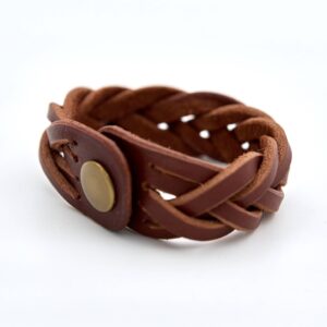 Läderarmband flätat av 5 remmar som en så kallad magisk fläta. Tillverkad av vegetabiliskt garvat Svenskt läder. Tillverkad i Sverige.