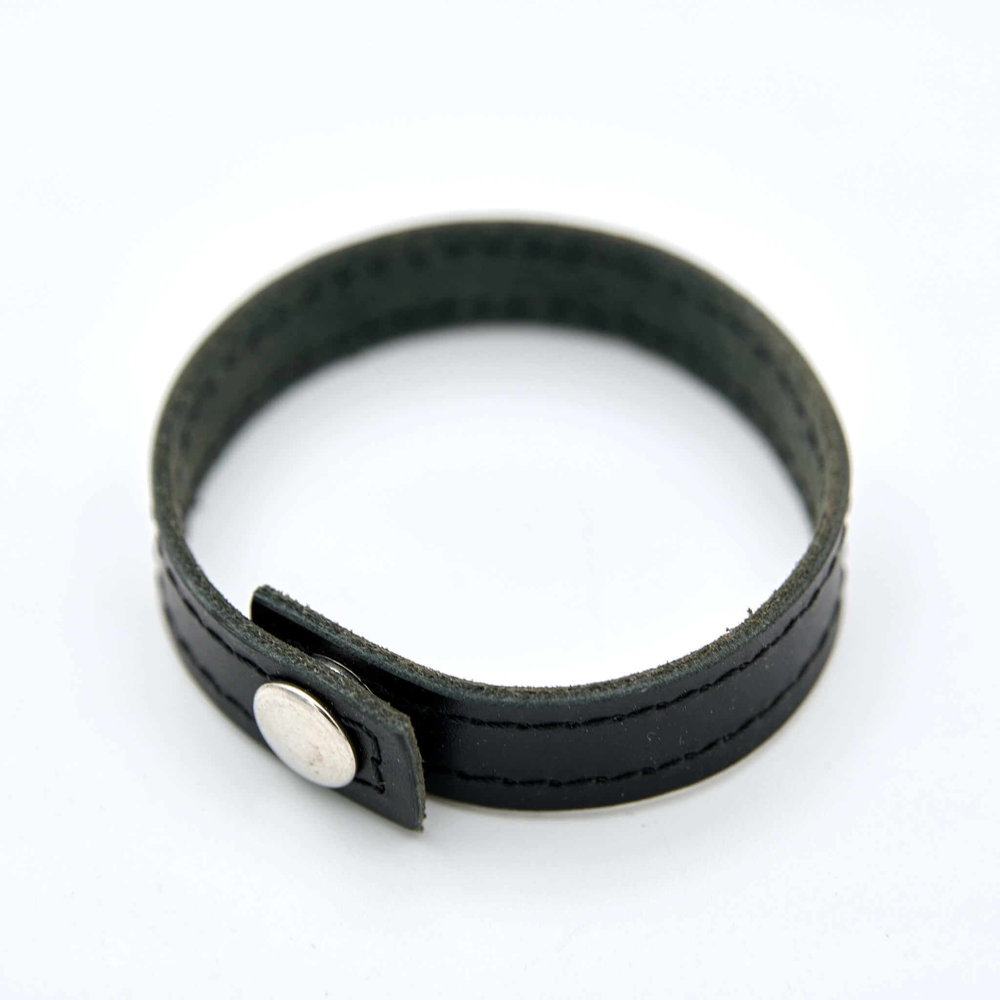 Stilrent svart kantsytt läderarmband. Tillverkad av vegetabiliskt garvat Svenskt läder. Tillverkad i Sverige.