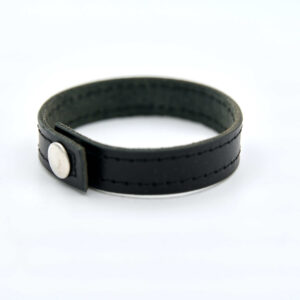 Stilrent svart kantsytt läderarmband. Tillverkad av vegetabiliskt garvat Svenskt läder. Tillverkad i Sverige.