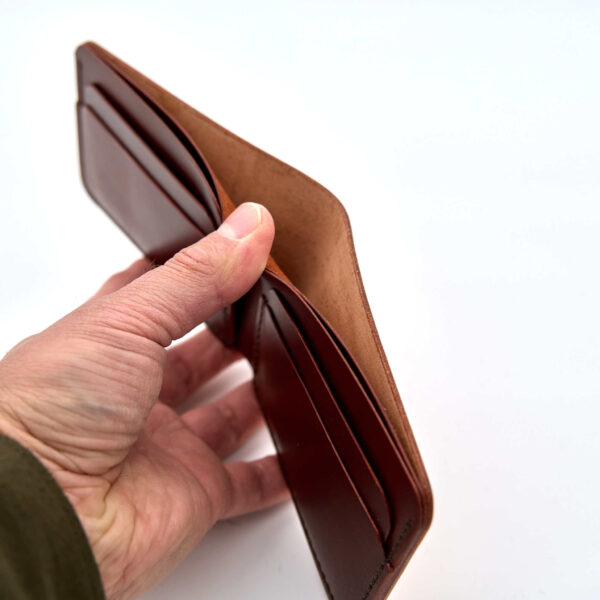 Handsydd bi-fold plånbok i vegetabiliskt garvat läder. Det natur-/cognacfärgat lädret kommer från Tärnsjö Garveri. Tillverkad i Sverige av K Creative Craft.
