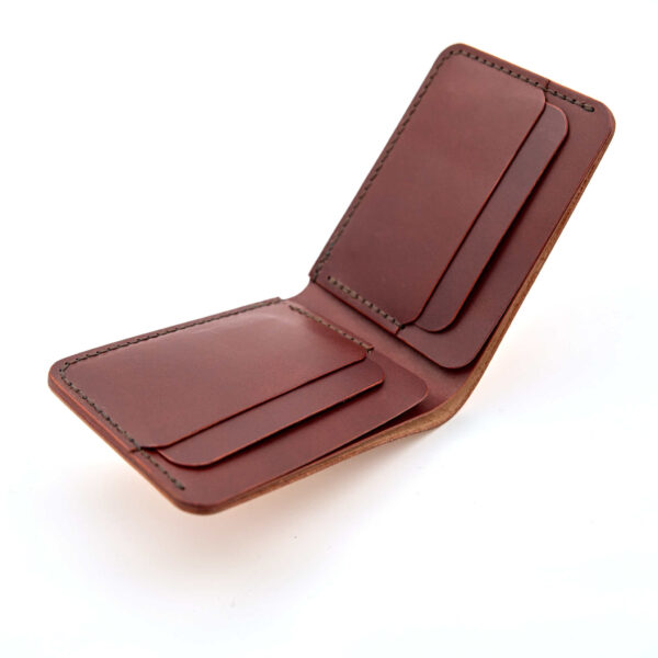 Handsydd bi-fold plånbok i vegetabiliskt garvat läder. Det natur-/cognacfärgat lädret kommer från Tärnsjö Garveri. Tillverkad i Sverige av K Creative Craft.