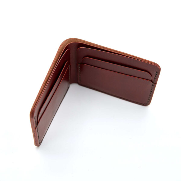 Handsydd bi-fold plånbok i vegetabiliskt garvat läder. Det natur-/cognacfärgat lädret kommer från Tärnsjö Garveri. Tillverkad i Sverige av K Creative Craft.