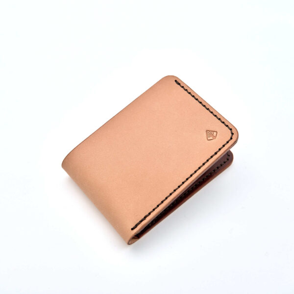 Handsydd bi-fold plånbok i vegetabiliskt garvat läder. Det natur-/cognacfärgat lädret kommer från Tärnsjö Garveri. Tillverkad i Sverige av K Creative Craft.