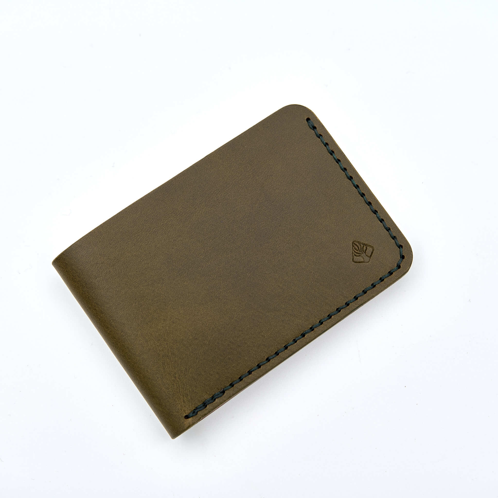 Handsydd bi-fold plånbok i vegetabiliskt garvat läder. Det olivfärgade lädret kommer från Italienska Conceria Walpier och det cognacfärgat lädret kommer från Tärnsjö Garveri. Tillverkad i Sverige av K Creative Craft.