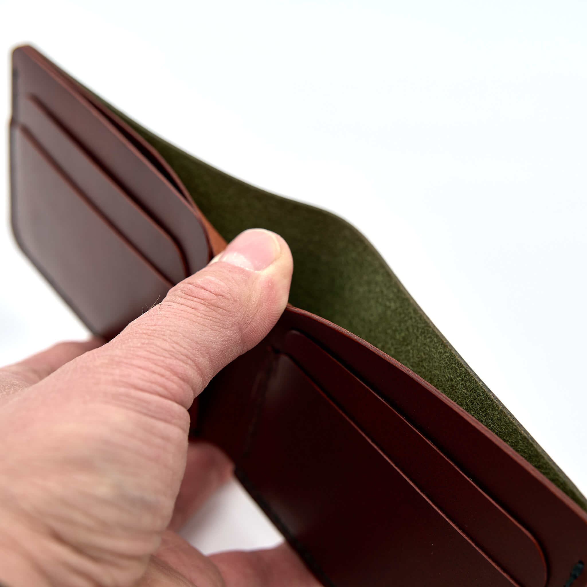 Handsydd bi-fold plånbok i vegetabiliskt garvat läder. Det olivfärgade lädret kommer från Italienska Conceria Walpier och det cognacfärgat lädret kommer från Tärnsjö Garveri. Tillverkad i Sverige av K Creative Craft.