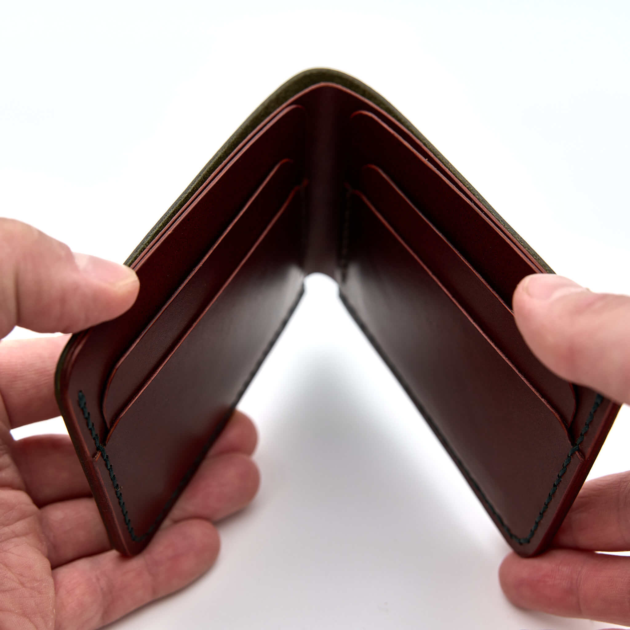 Handsydd bi-fold plånbok i vegetabiliskt garvat läder. Det olivfärgade lädret kommer från Italienska Conceria Walpier och det cognacfärgat lädret kommer från Tärnsjö Garveri. Tillverkad i Sverige av K Creative Craft.