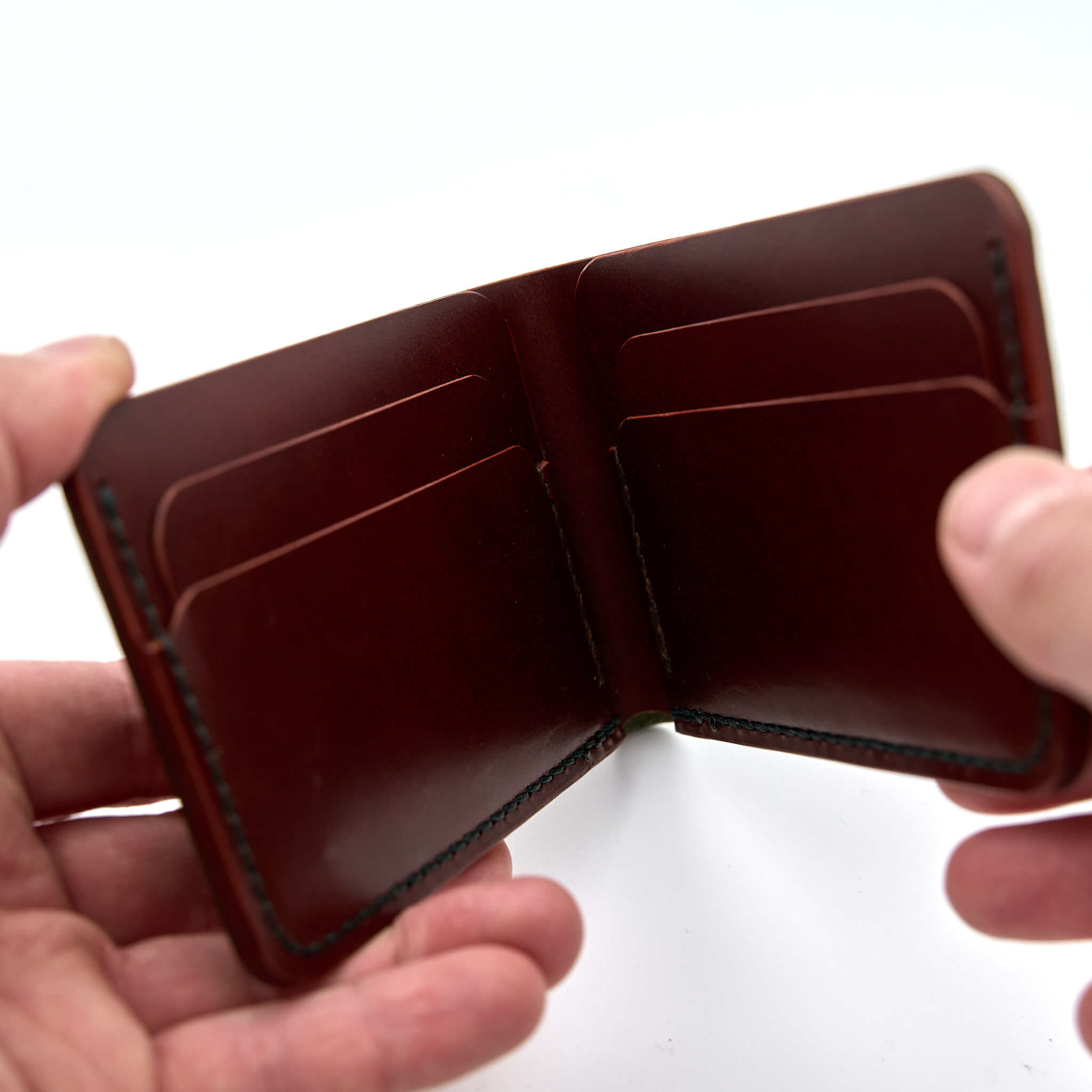 Handsydd bi-fold plånbok i vegetabiliskt garvat läder. Det olivfärgade lädret kommer från Italienska Conceria Walpier och det cognacfärgat lädret kommer från Tärnsjö Garveri. Tillverkad i Sverige av K Creative Craft.