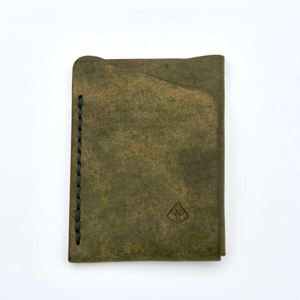 Minimalistisk handsydd plånbok Hamptjärn i vegetabiliskt garvat grönt läder och färgmatchad tråd. Två fickor med plats för kort och sedlar. Tillverkad i Sverige.