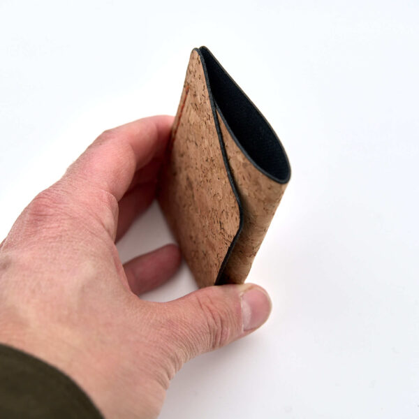 Minimalistisk handsydd plånbok Hamptjärn i kork med canvasbacking och färgmatchad tråd. Två fickor med plats för kort och sedlar. Tillverkad i Sverige.