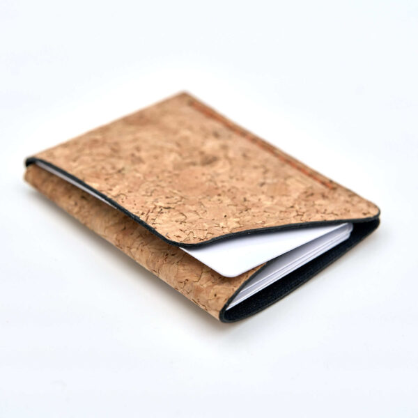 Minimalistisk handsydd plånbok Hamptjärn i kork med canvasbacking och färgmatchad tråd. Två fickor med plats för kort och sedlar. Tillverkad i Sverige.