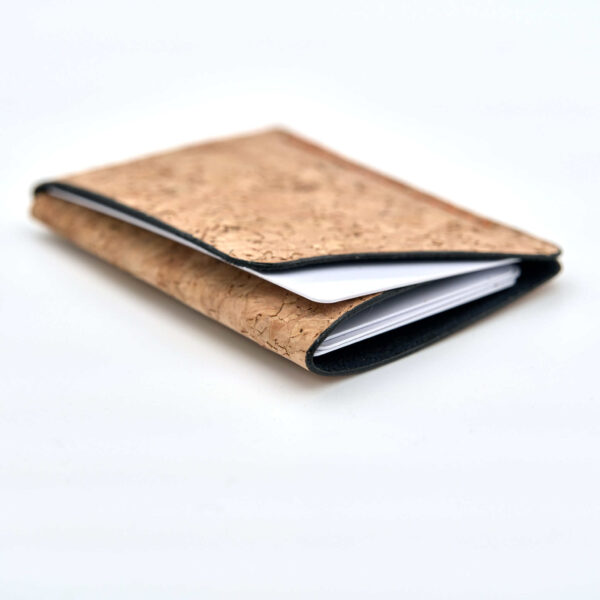 Minimalistisk handsydd plånbok Hamptjärn i kork med canvasbacking och färgmatchad tråd. Två fickor med plats för kort och sedlar. Tillverkad i Sverige.