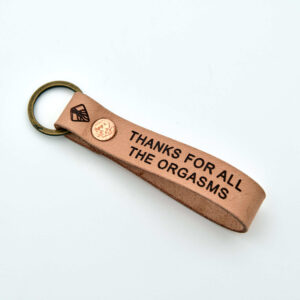 Nyckelring i läder med handpenad mässingsnit prydd med texten "Thanks for all the orgasms". Tillverkad av naturfärgat vegetabiliskt läder här i Sverige.