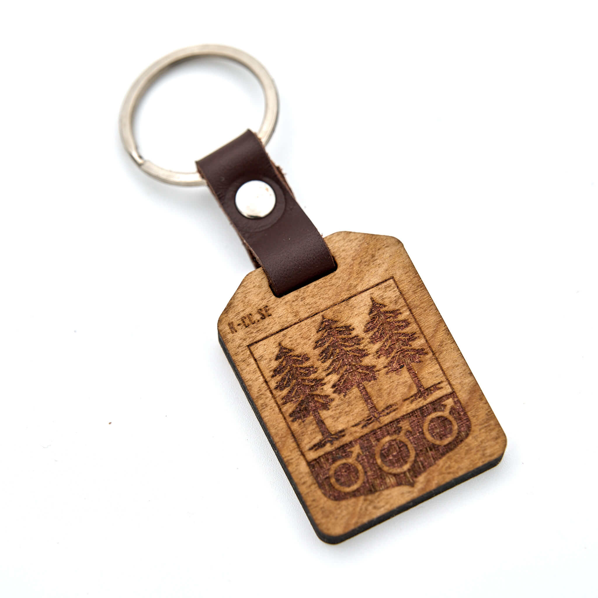 Nyckelring med Grangärde sockenvapen. Tillverkad av björkplywood. En bit vegetabiliskt garvat läder binder ihop det hela mot nyckelringen. Tillverkad här i Sverige.