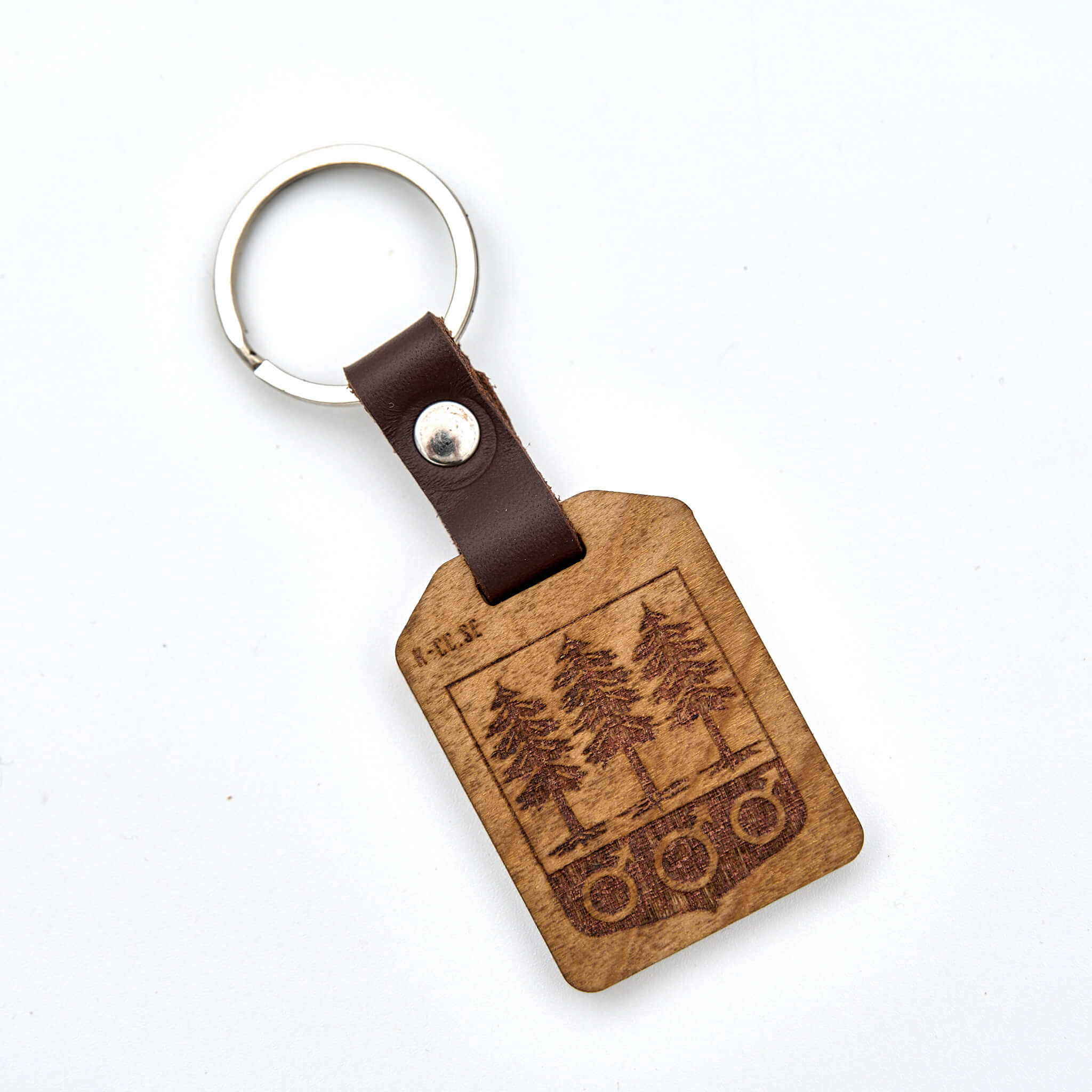 Nyckelring med Grangärde sockenvapen. Tillverkad av björkplywood. En bit vegetabiliskt garvat läder binder ihop det hela mot nyckelringen. Tillverkad här i Sverige.