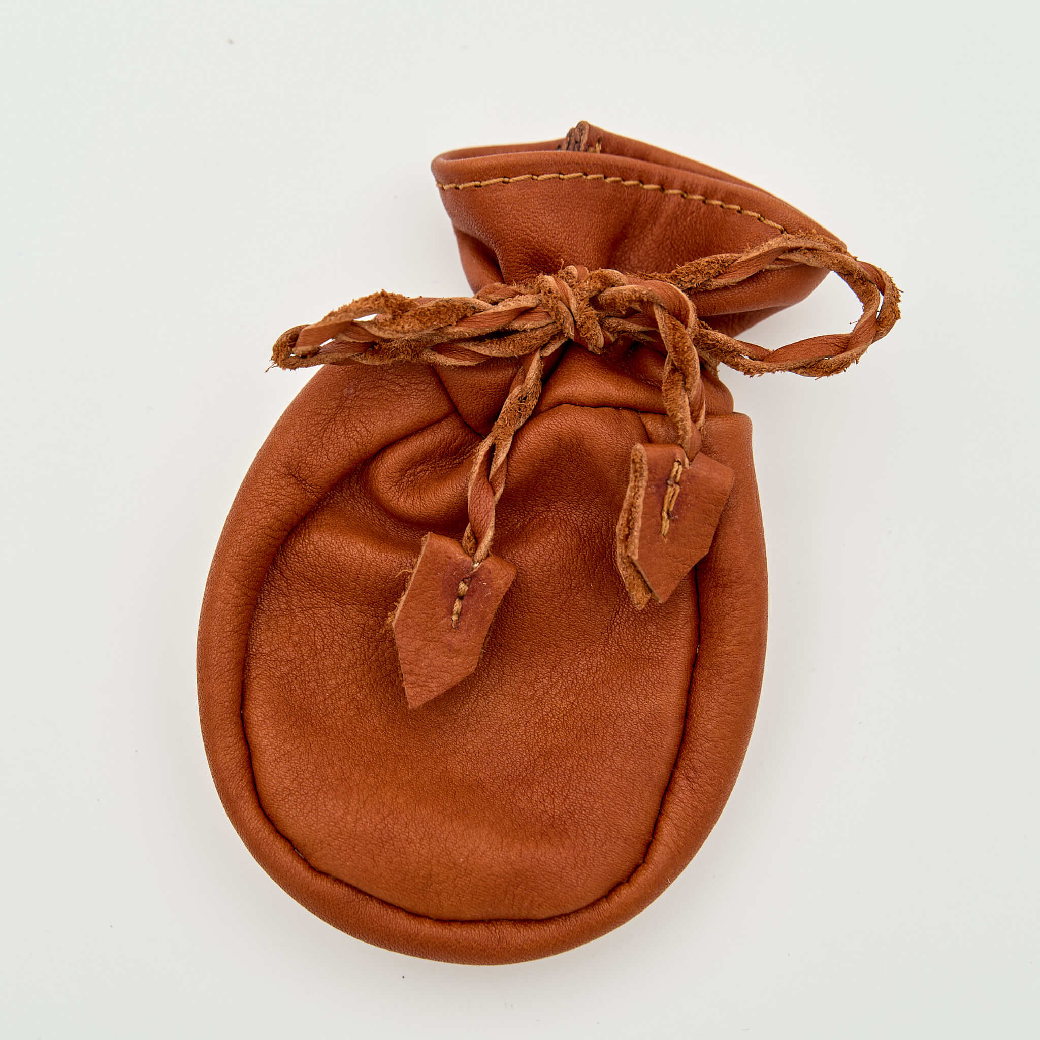 Pengapåse med snörstängning i mjukt rödbrunt plymåläder. Tillverkad av K Creative Craft här i Sverige med läder från Tärnsjö Garveri.