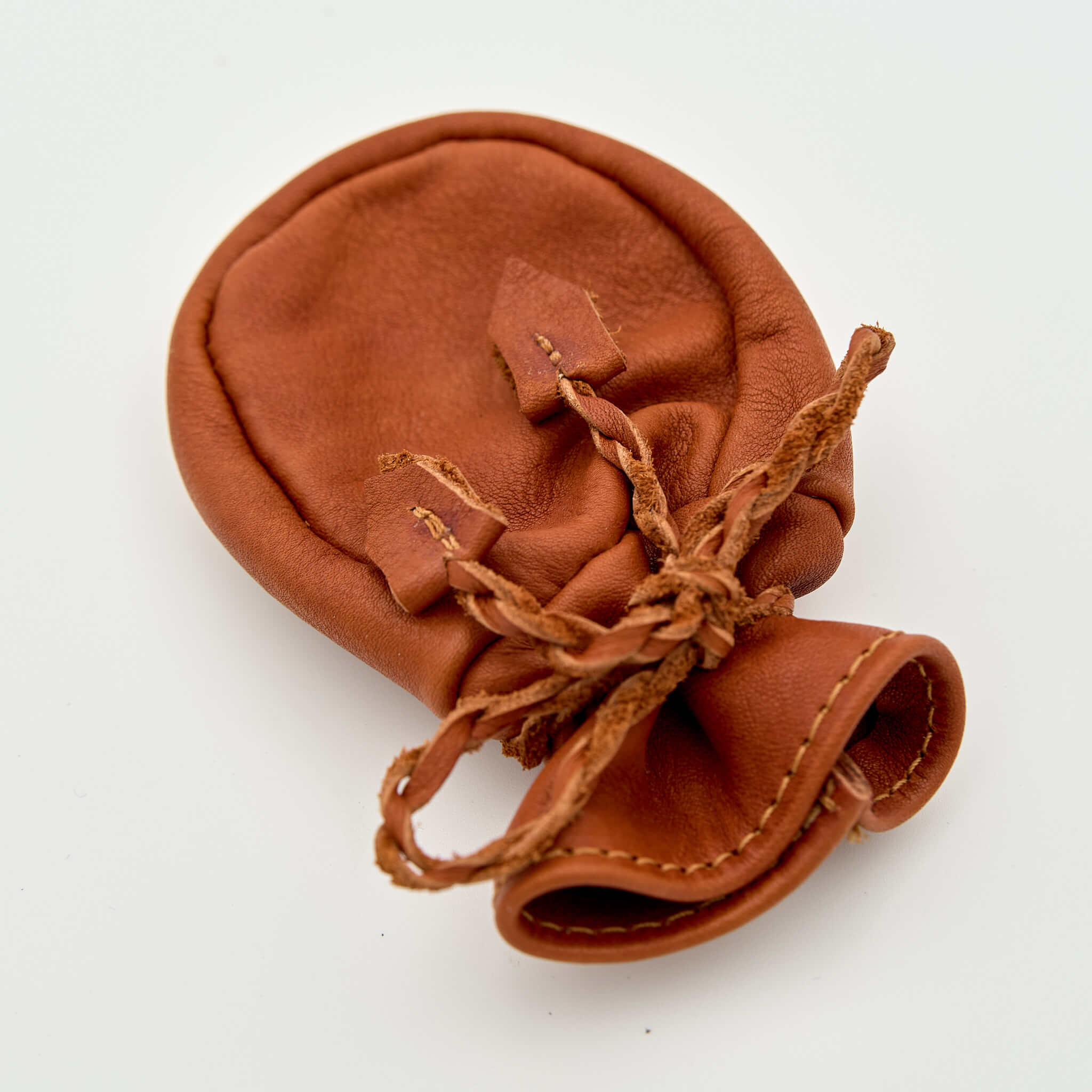 Pengapåse med snörstängning i mjukt rödbrunt plymåläder. Tillverkad av K Creative Craft här i Sverige med läder från Tärnsjö Garveri.