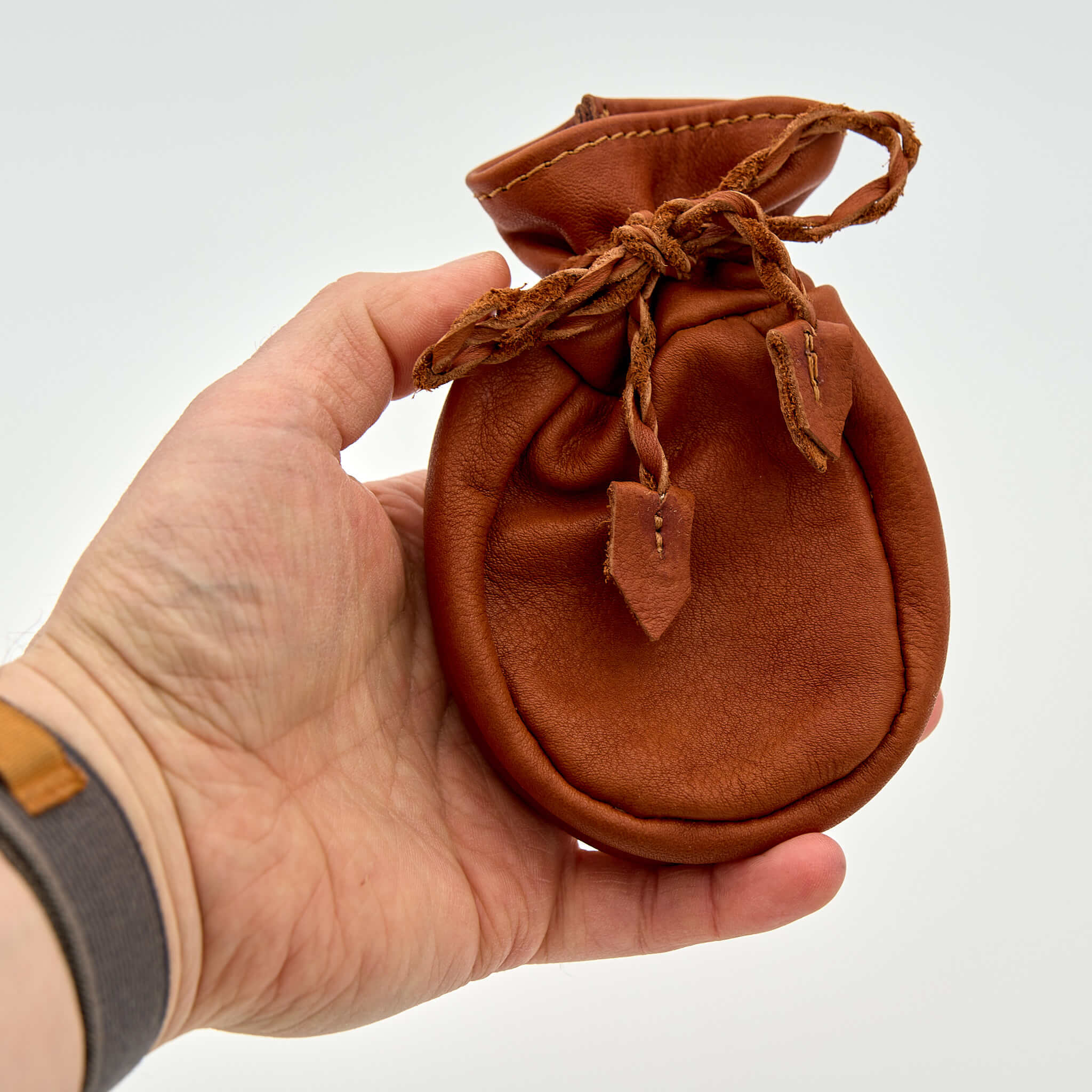 Pengapåse med snörstängning i mjukt rödbrunt plymåläder. Tillverkad av K Creative Craft här i Sverige med läder från Tärnsjö Garveri.