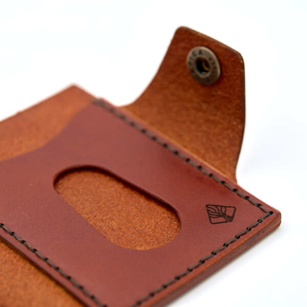 Handsydd tri-fold plånbok med knappstängning i vegetabiliskt garvat läder. Cognacfärgat läder från Tärnsjö Garveri. Tillverkad i Sverige av K Creative Craft.