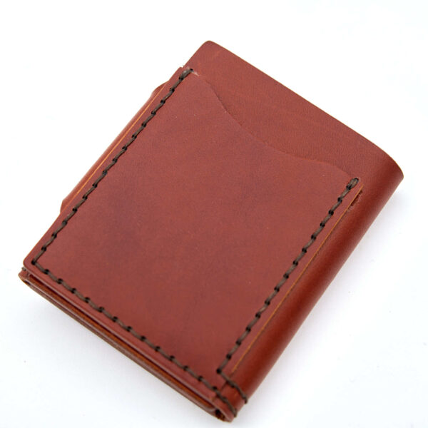 Handsydd tri-fold plånbok med knappstängning i vegetabiliskt garvat läder. Cognacfärgat läder från Tärnsjö Garveri. Tillverkad i Sverige av K Creative Craft.