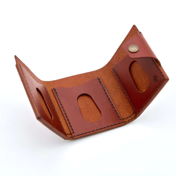 Handsydd tri-fold plånbok med knappstängning i vegetabiliskt garvat läder. Cognacfärgat läder från Tärnsjö Garveri. Tillverkad i Sverige av K Creative Craft.