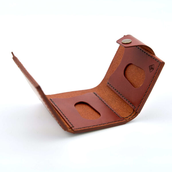 Handsydd tri-fold plånbok med knappstängning i vegetabiliskt garvat läder. Cognacfärgat läder från Tärnsjö Garveri. Tillverkad i Sverige av K Creative Craft.