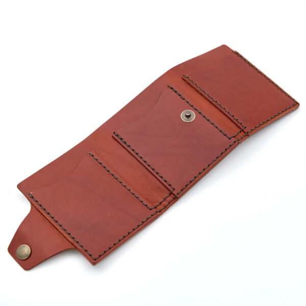 Handsydd tri-fold plånbok med knappstängning i vegetabiliskt garvat läder. Cognacfärgat läder från Tärnsjö Garveri. Tillverkad i Sverige av K Creative Craft.
