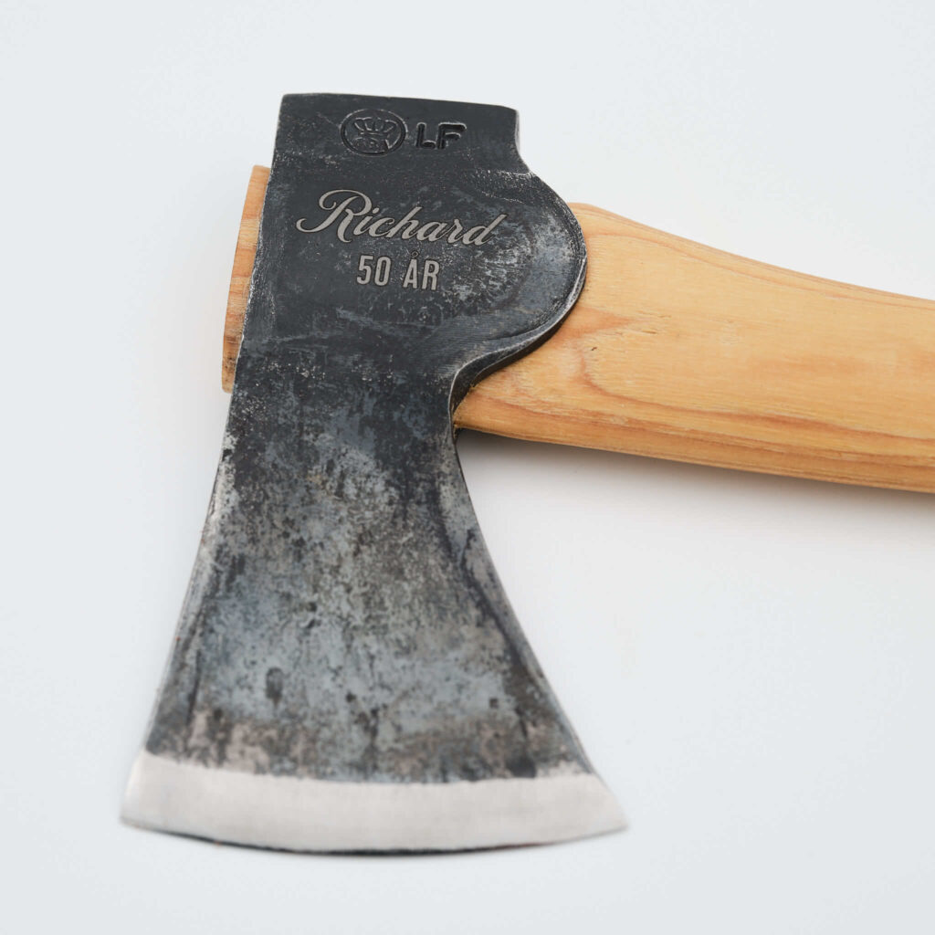 Lasergravering med hjälp av fiberlaser på en Gränsfors bruk yxa. En uppskattad present.