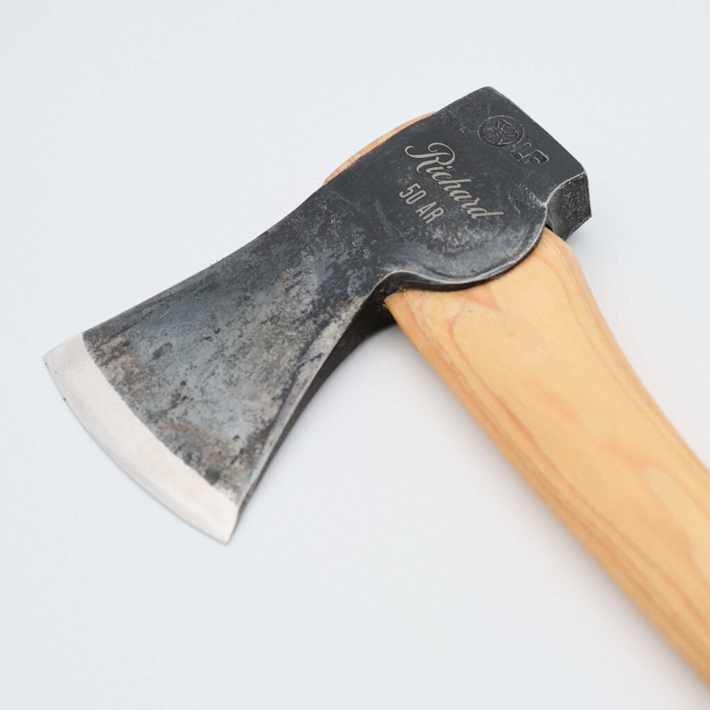 Lasergravering med hjälp av fiberlaser på en Gränsfors bruk yxa. En uppskattad present.