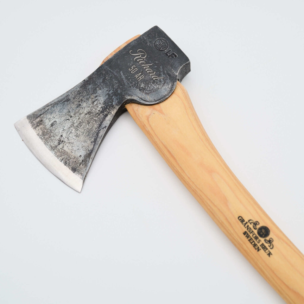 Lasergravering med hjälp av fiberlaser på en Gränsfors bruk yxa. En uppskattad present.