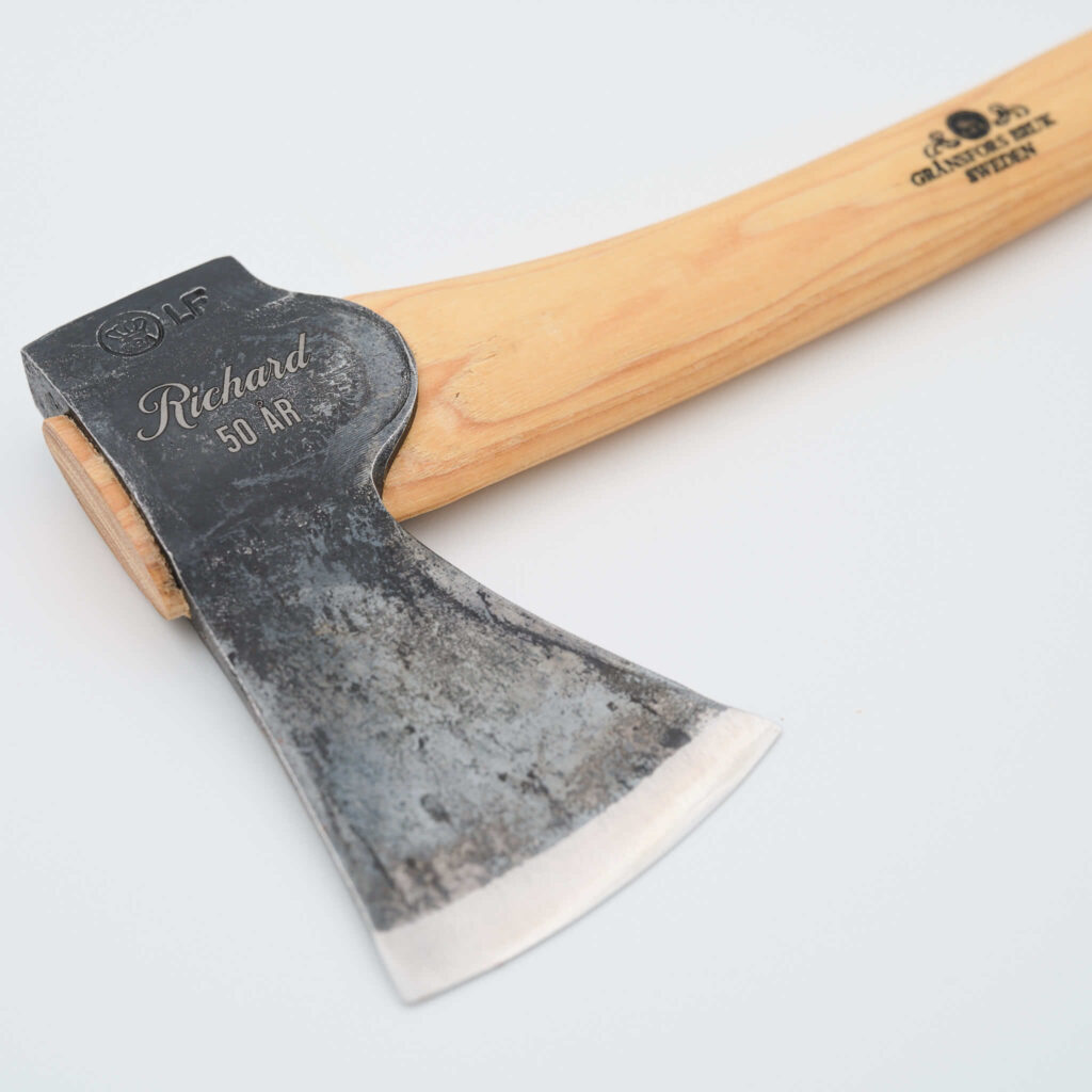 Lasergravering med hjälp av fiberlaser på en Gränsfors bruk yxa. En uppskattad present.