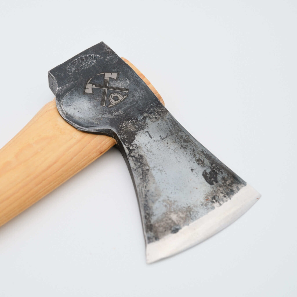 Lasergravering med hjälp av fiberlaser på en Gränsfors bruk yxa. En uppskattad present.