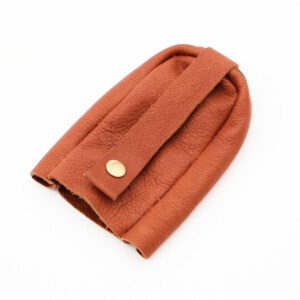 Nyckelfodral med knapp i mjukt rödbrunt plymåläder. Tillverkad av K Creative Craft här i Sverige med läder från Tärnsjö Garveri.