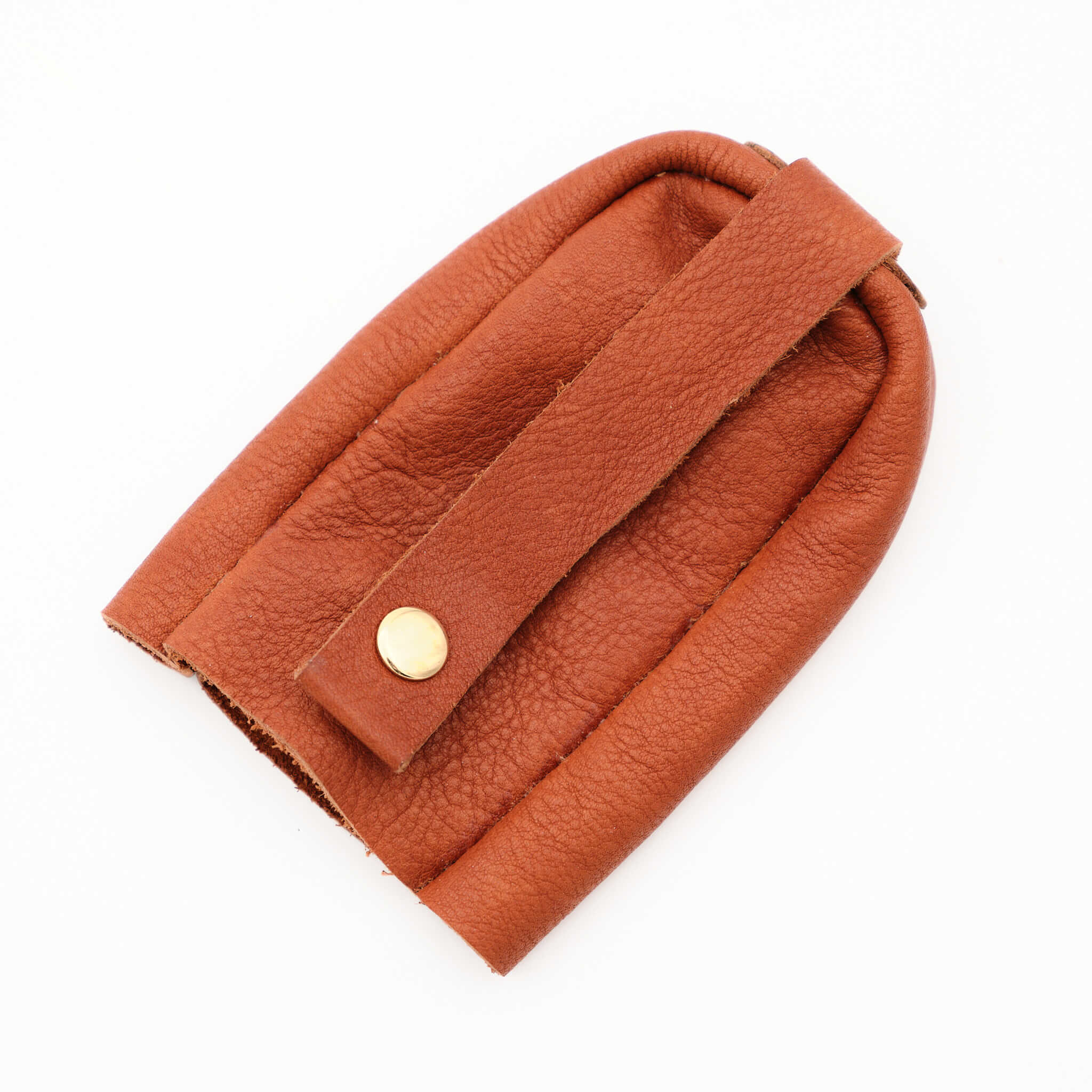 Nyckelfodral med knapp i mjukt rödbrunt plymåläder. Tillverkad av K Creative Craft här i Sverige med läder från Tärnsjö Garveri.