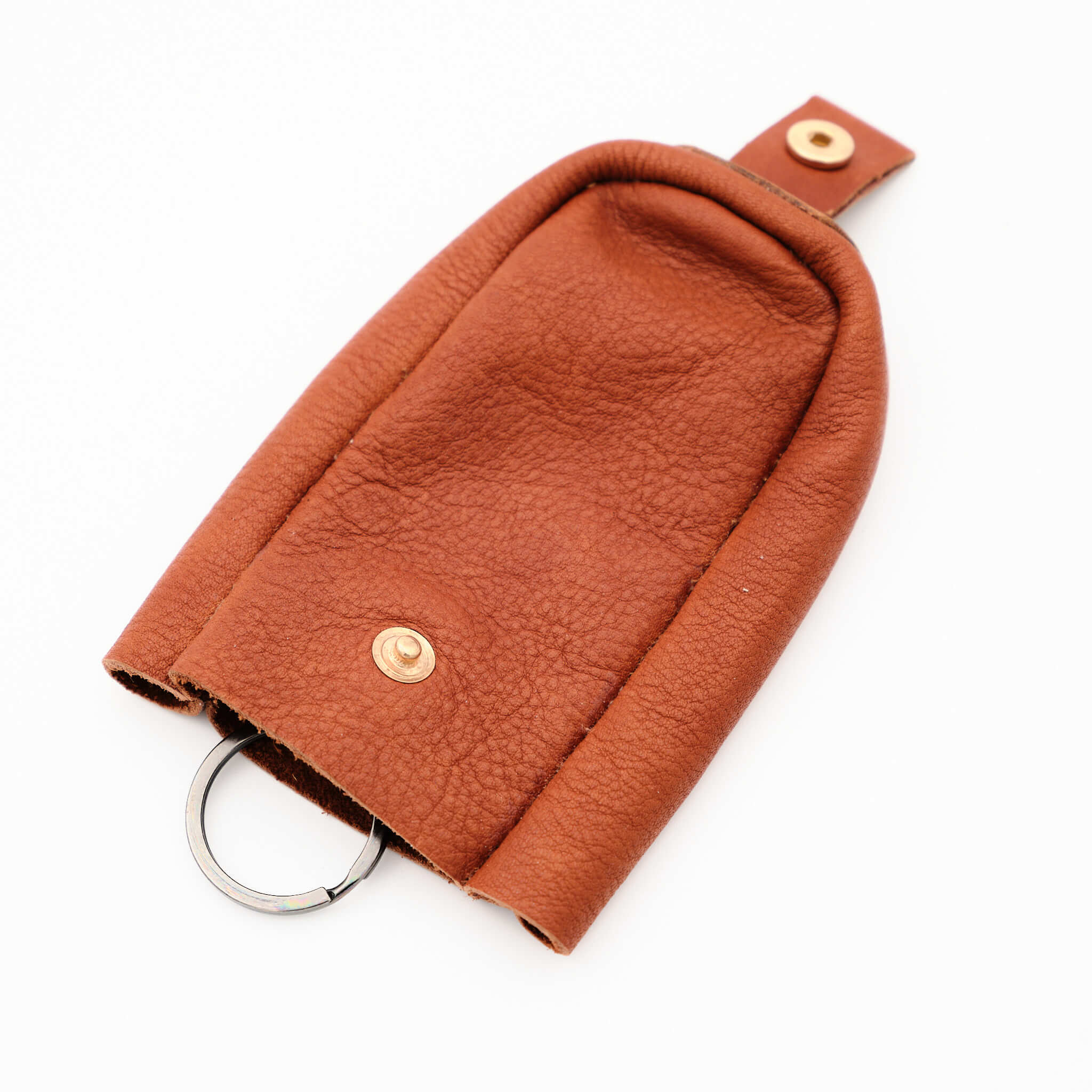 Nyckelfodral med knapp i mjukt rödbrunt plymåläder. Tillverkad av K Creative Craft här i Sverige med läder från Tärnsjö Garveri.