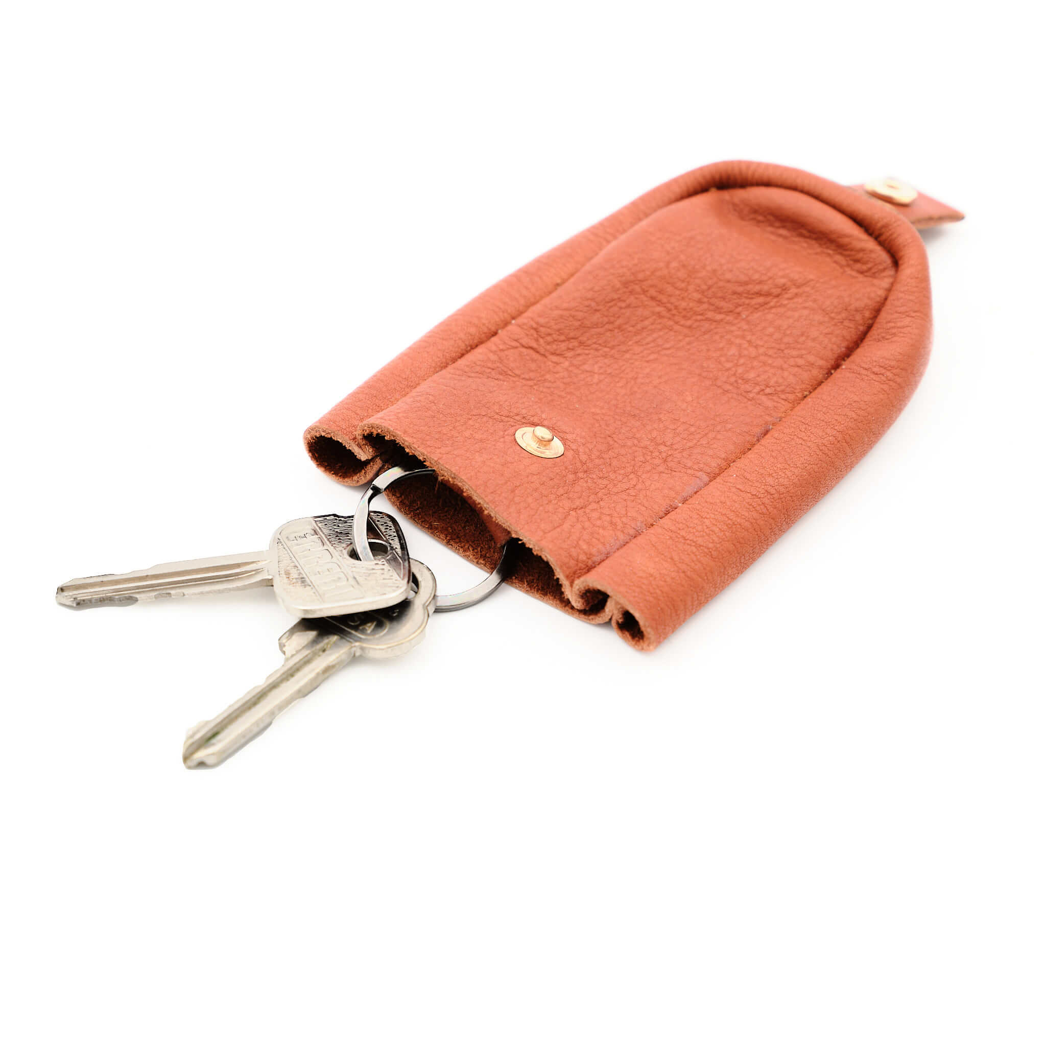 Nyckelfodral med knapp i mjukt rödbrunt plymåläder. Tillverkad av K Creative Craft här i Sverige med läder från Tärnsjö Garveri.