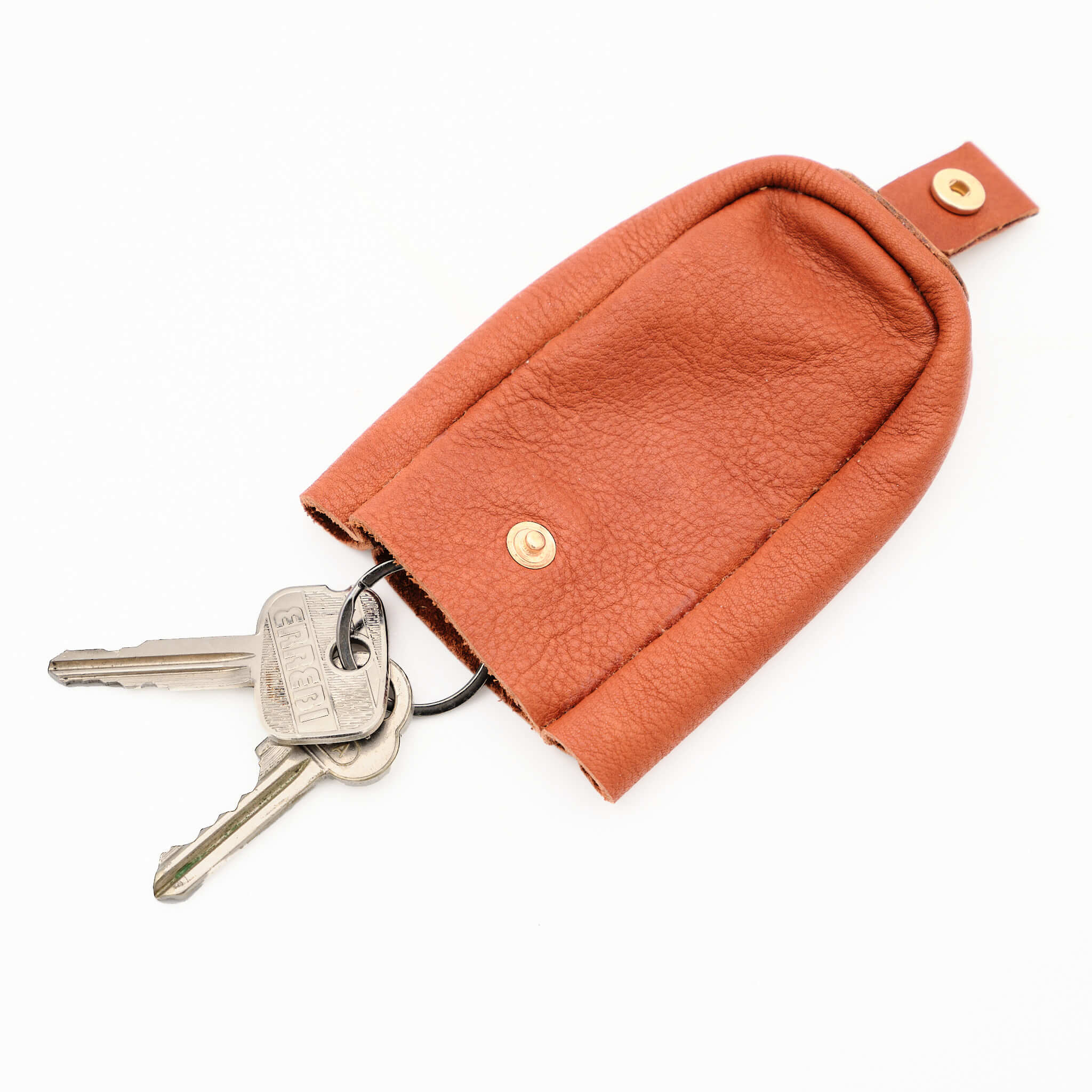 Nyckelfodral med knapp i mjukt rödbrunt plymåläder. Tillverkad av K Creative Craft här i Sverige med läder från Tärnsjö Garveri.