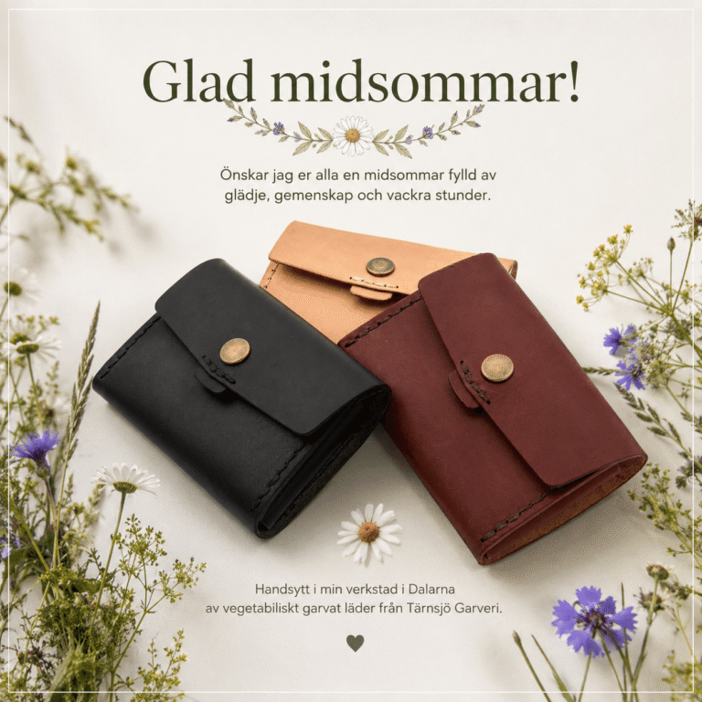 Tre handsydda korthållare i svart, naturfärgat och cognacsfärgat läder omgivna av sommarblommor i en midsommarhälsning från K Creative Craft.